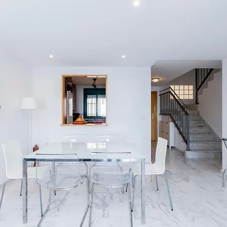 4 Bed Duplex With Stunning Sea Views *