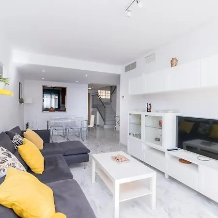 4 Bed Duplex With Stunning Sea Views شقة