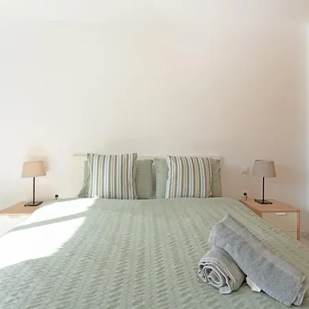4 Bed Duplex With Stunning Sea Views *